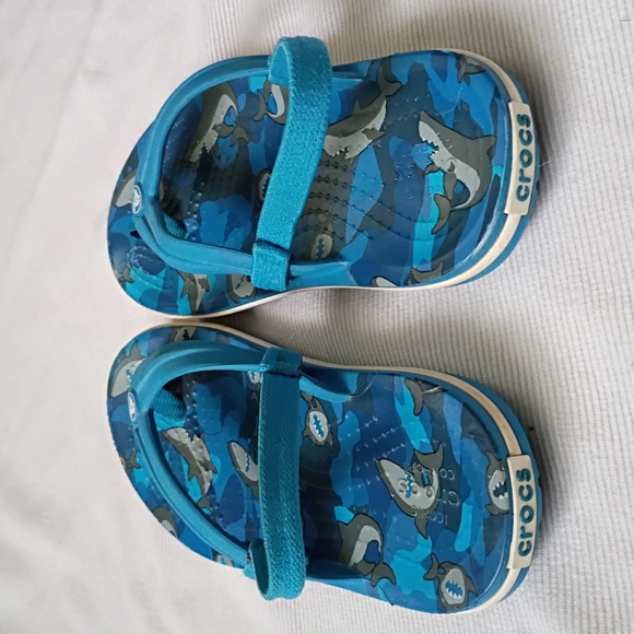 Crocs Kids Shark Sling Back Flip Flops - Picture 7 of 7
